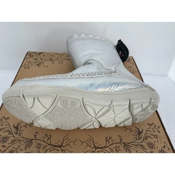 NIB MANITOBAH Silver Metallic Leather Shearling Wool Fur Moccasins Boots Sz 8 - Picture 8 of 14